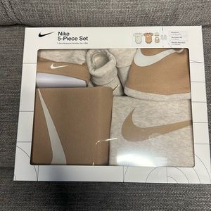 SOLD Nike 5 pieces set